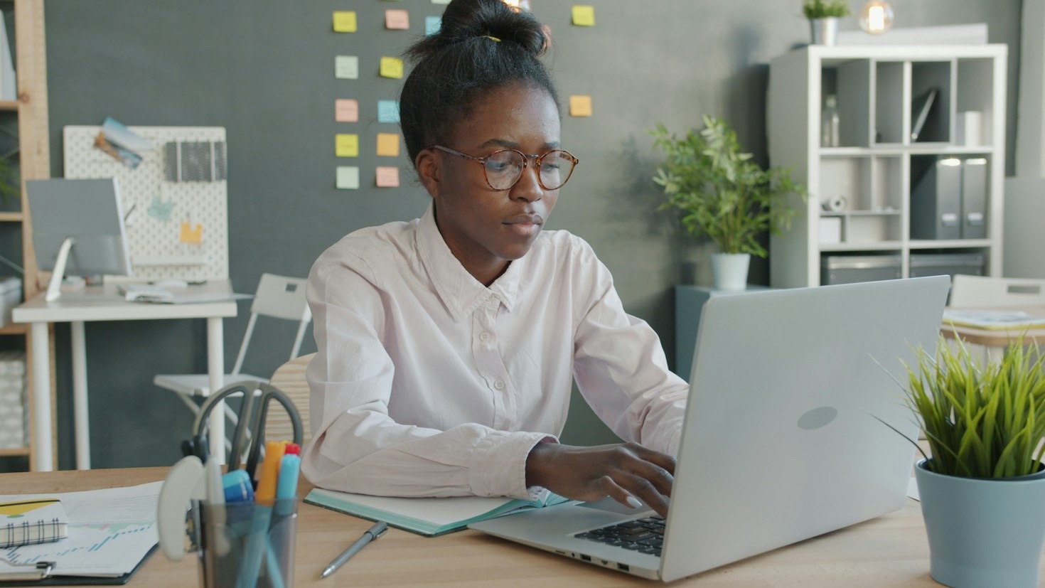 Essential Digital Tools Every Solopreneur Needs in Her Daily Toolkit